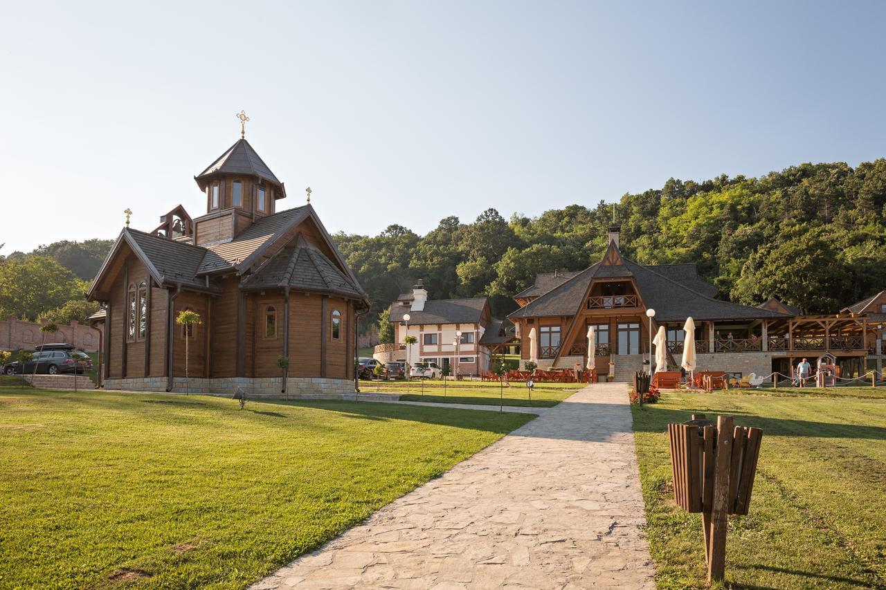 Etno Naselje Vrdnicka Kula Bed & Breakfast Vrdnik Exterior photo